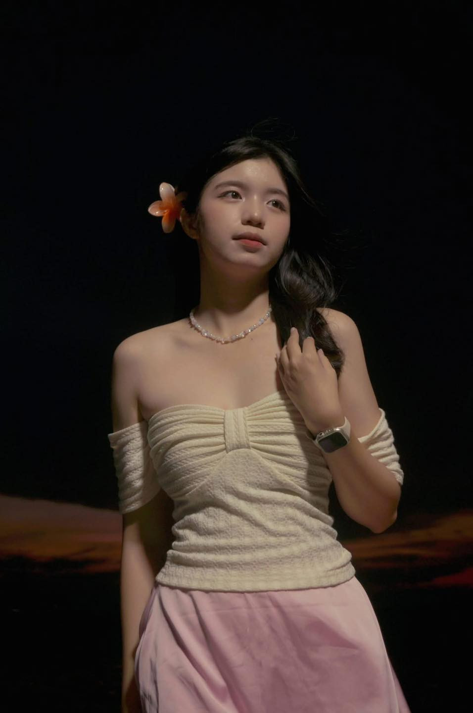 Về lý do phải đeo khẩu trang, được biết đây là điều bắt buộc để làm quen dần, bởi ở lễ diễu binh, diễu hành ở đại lễ 30/4 các nữ chiến sĩ sẽ phải đeo mặt nạ chống nhận diện.