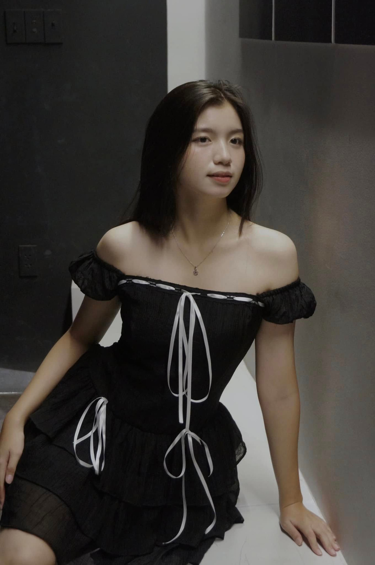 Chưa đầy 24 giờ sau khi clip lên sóng, từ khóa “nữ cảnh sát rơi khẩu trang VTV” đã leo top tìm kiếm. Nhiều người đùa vui: “Không cần lộ diện lâu, chỉ cần một cái liếc nhẹ cũng đủ làm rung động hàng triệu trái tim”.