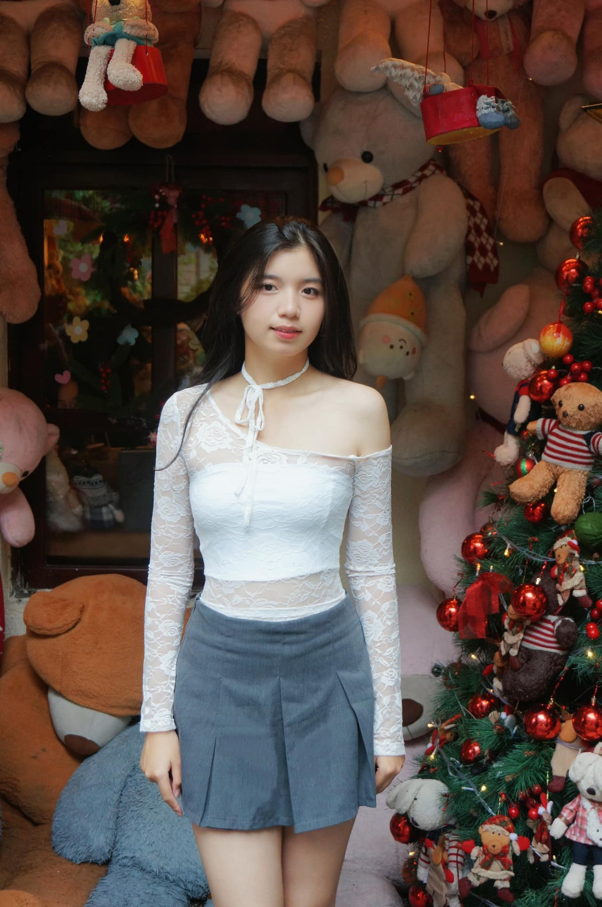 Những hình ảnh hiếm hoi trên mạng xã hội cho thấy cô yêu thích phong cách nhẹ nhàng, tinh tế – trái ngược với hình ảnh nghiêm nghị khi khoác lên mình quân phục.