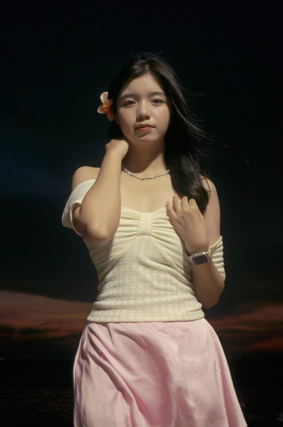 Những "bông hồng thép" tại khối nữ chiến sỹ Cảnh sát đặc nhiệm luôn mặc quần áo bịt kín, mang khẩu trang, bao tay và vác súng nặng gần 3kg luyện tập diễu binh, diễu hành mỗi ngày.