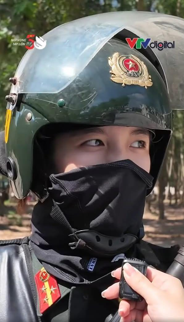 Buổi tổng hợp luyện diễu binh tại sân bay Biên Hòa (Đồng Nai), trước khi hội quân tại TP.HCM để chuẩn bị cho đại lễ 30/4 - 1/5 sắp tới thu hút sự quan tâm của đông đảo người dân. Đặc biệt, hình ảnh một nữ chiến sĩ Cảnh sát đặc nhiệm đang trả lời phỏng vấn thì vô tình để khẩu trang rơi xuống, lộ gương mặt xinh đẹp, nụ cười “đốn tim” người nhìn gây chú ý hơn cả.