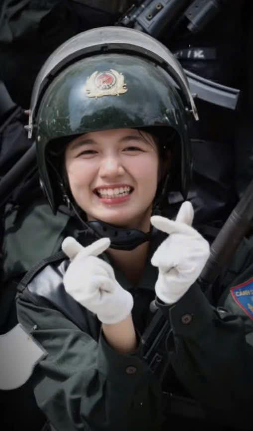 Chỉ vài giây lộ diện gương mặt mộc nhưng rạng rỡ, cô khiến dân tình không khỏi xuýt xoa với vẻ đẹp nhẹ nhàng, thuần khiết nhưng vẫn toát lên thần thái mạnh mẽ của một nữ chiến sĩ.