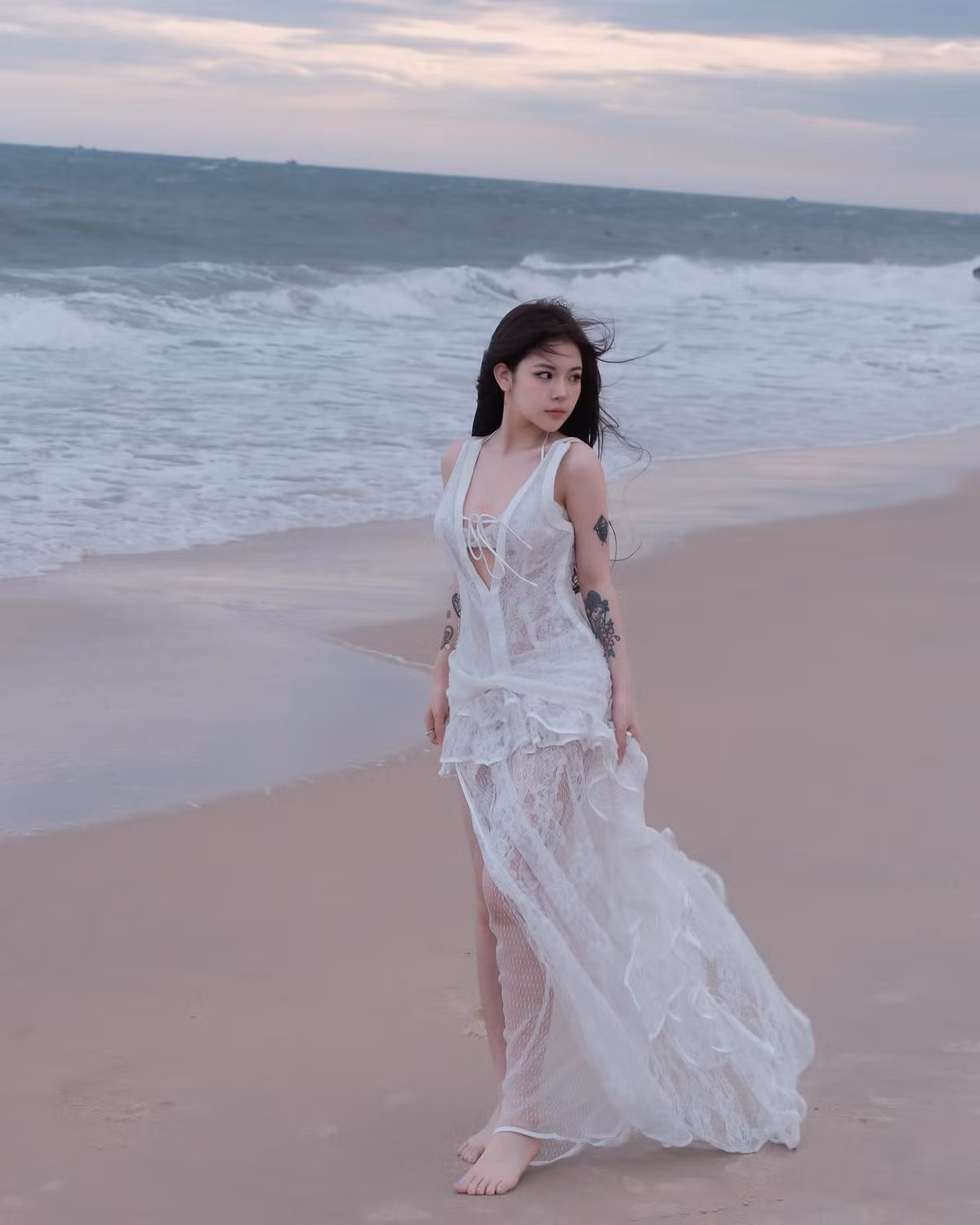 Một điểm đặc biệt khiến Ngân Hà ghi điểm mạnh mẽ là những hình xăm nghệ thuật phủ khắp cơ thể, được cô khéo léo kết hợp với outfit cá tính, tạo nên dấu ấn rất riêng.