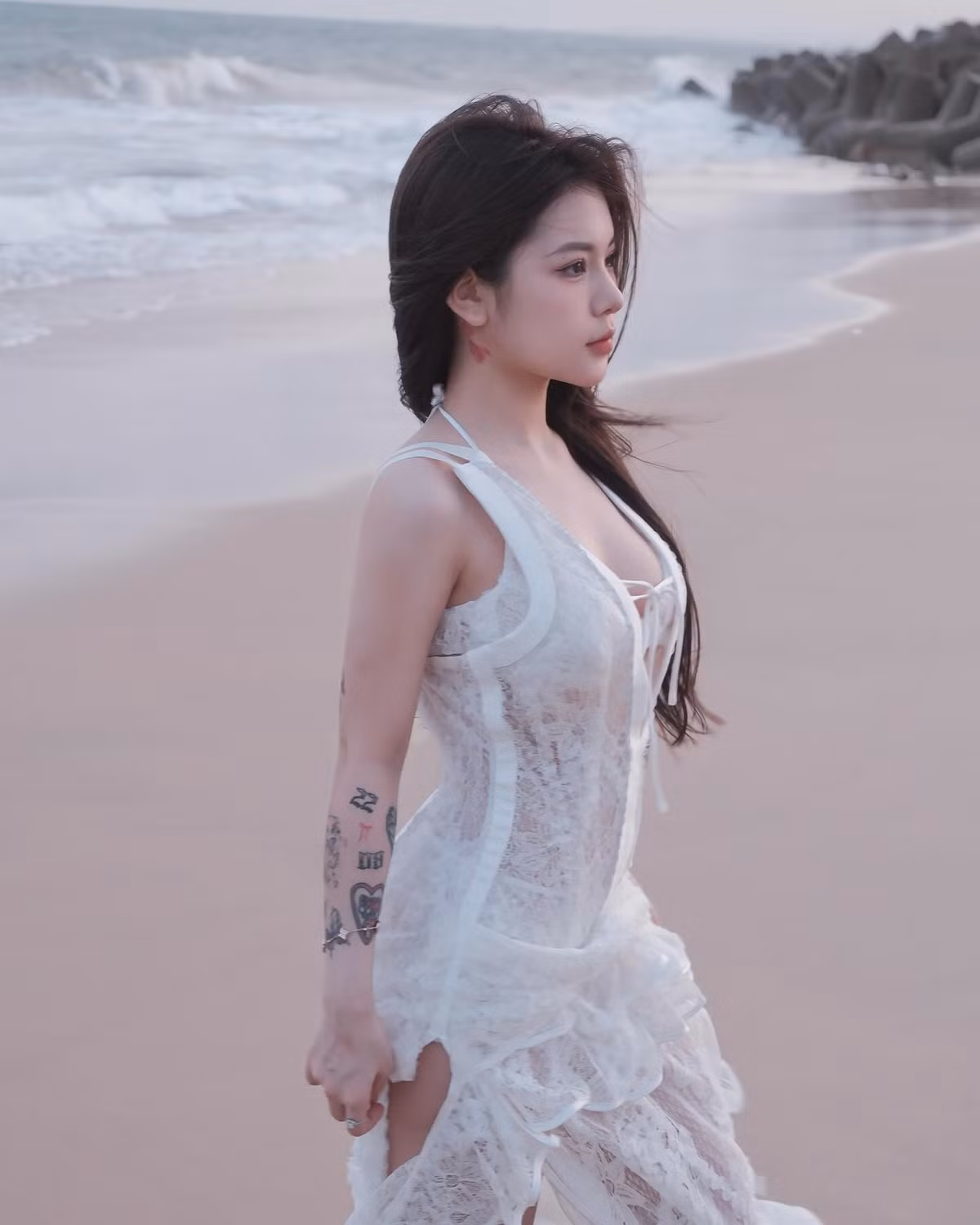 Cô nàng sở hữu lượng người theo dõi đông đảo nhờ khả năng bắt trend cực nhạy, cùng thần thái đầy gợi cảm.