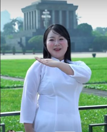 Nhân dịp kỷ niệm 50 năm thống nhất đất nước, nhiều thiếu nữ diện áo dài đến tham quan, chụp ảnh tại quảng trường Ba Đình. Bên cạnh đó, nhiều bạn trẻ cũng tranh thủ đứng ở "góc view lịch sử" này để nhảy những điệu nhảy đu trend trên nền các bài nhạc viết về đất nước.