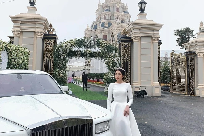 Trong hôn lễ, cô đeo bộ trang sức đính kim cương có giá bạc tỷ và thay 5 bộ trang phục được thiết kế riêng.