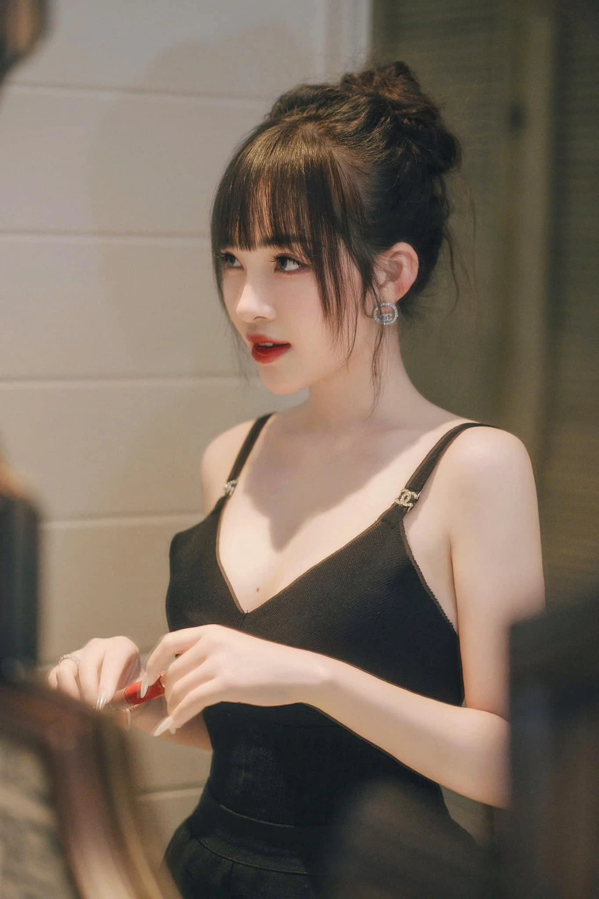 "Cô dâu 200 cây vàng" cũng nhận nhiều lời khen ngoại hình khi duy trì vóc dáng thon thả, gợi cảm. Dù đã trải qua 3 lần sinh nở nhưng nhan sắc của cô nàng ngày càng thăng hạng, đầy cuốn hút.