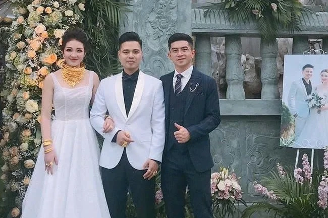 Đầu năm 2019, đám cưới của Thu Hương (SN 2000) và chú rể Năng Tĩnh (SN 1993) trong lâu đài 7 tầng ở huyện Trực Ninh (Nam Định) gây xôn xao dư luận. Cô dâu được bố mẹ tặng của hồi môn lên tới 200 cây vàng cùng 2 sổ đỏ.