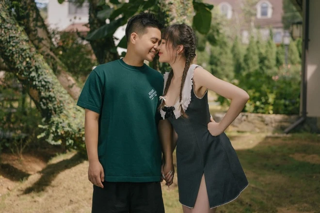 Sau đám cưới, Thu Hương sống cùng gia đình nhà chồng trong căn biệt thự bên ngoài là đá, bên trong ốp gỗ ở huyện Hải Hậu (Nam Định). Chú rể có một xưởng đồ gỗ lớn ngay cạnh nhà.