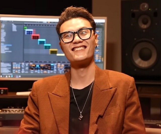 Cộng đồng mạng đã truy tìm ra danh tính của người đàn ông có hành động bạo hành vợ trong clip, đó là Ximer - một DJ khá nổi làng nhạc.