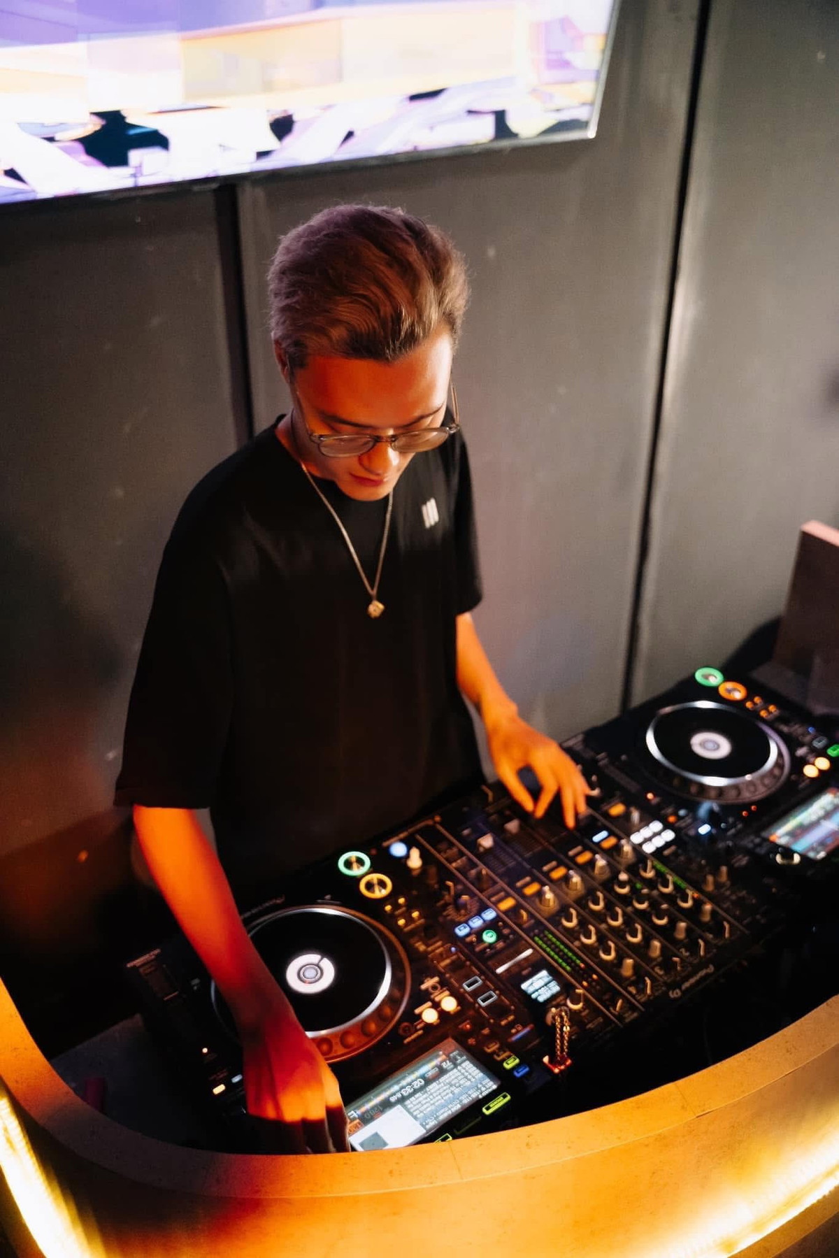 Thời điểm tham gia "Người ấy là ai", anh công khai mình thuộc cộng đồng LGBT và đã có người yêu là người song tính, đồng thời bày tỏ hạnh phúc khi được gia đình ủng hộ.