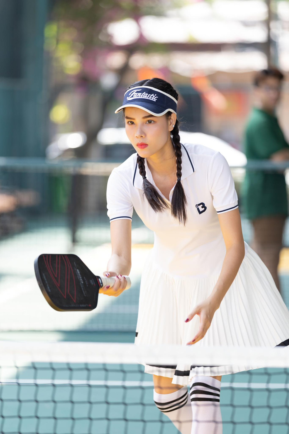 Theo đó, ngày hôm qua 3/4, Kỳ Hân - vợ của tiền đạo Mạc Hồng Quân tham dự một giải đấu pickleball diễn ra ở TP.HCM. Tuy nhiên, cô nàng trong quá trình thi đấu đã gặp chấn thương nặng đau đớn nằm sân. Ngay sau khi siêu mẫu sinh năm 1995 dính chấn thương đã được BTC gọi xe cấp cứu đưa đi đến bệnh viện.