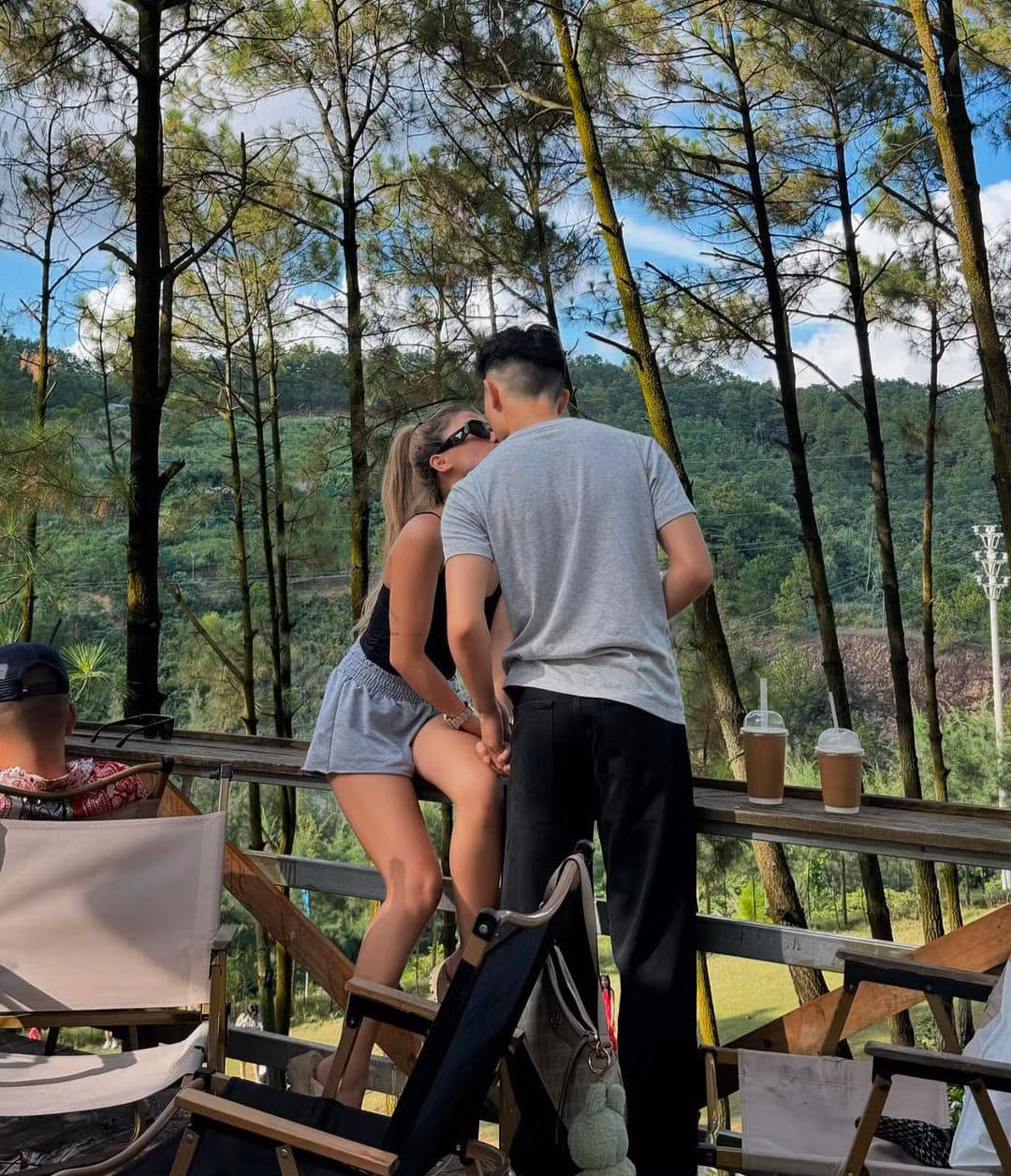 Không né tránh hay phủ nhận, Paul Lê xác nhận cả hai đã kết thúc mối quan hệ sau thông báo "đường ai nấy đi" của Louis Phạm. Trên kênh chung từng lưu giữ nhiều kỷ niệm của cặp đôi với hàng nghìn người theo dõi, anh viết: "Phong và Chip đã quyết định dừng lại. Nhưng dừng lại không có nghĩa là kết thúc, mà là một bước ngoặt mới trên con đường của mỗi người. Chúng mình vẫn luôn dành cho nhau sự tôn trọng, ủng hộ và dõi theo nhau nhưng trên một cương vị khác - là một người bạn”