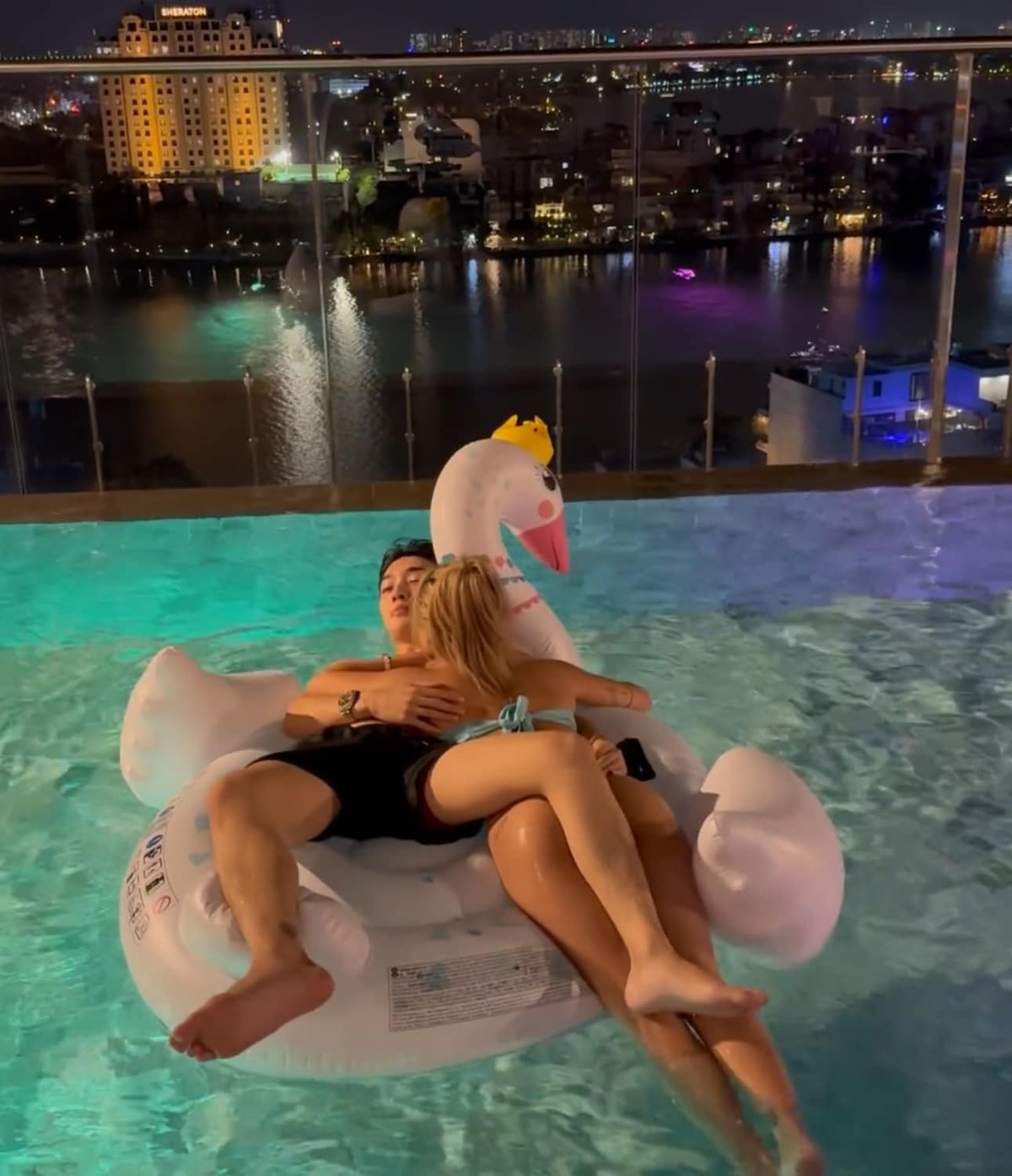 Hôm 6/4, cựu VĐV thể dục dụng cụ Phạm Như Phương (biệt danh Louis Phạm) đăng tải thông báo chia tay bạn trai Việt kiều Paul Lê (tên thường gọi là Phong) sau 3 tháng yêu xa. Thông báo này ngay lập tức khiến nhiều người chú ý, bởi chuyện tình của Louis Phạm từng được cộng đồng mạng quan tâm.