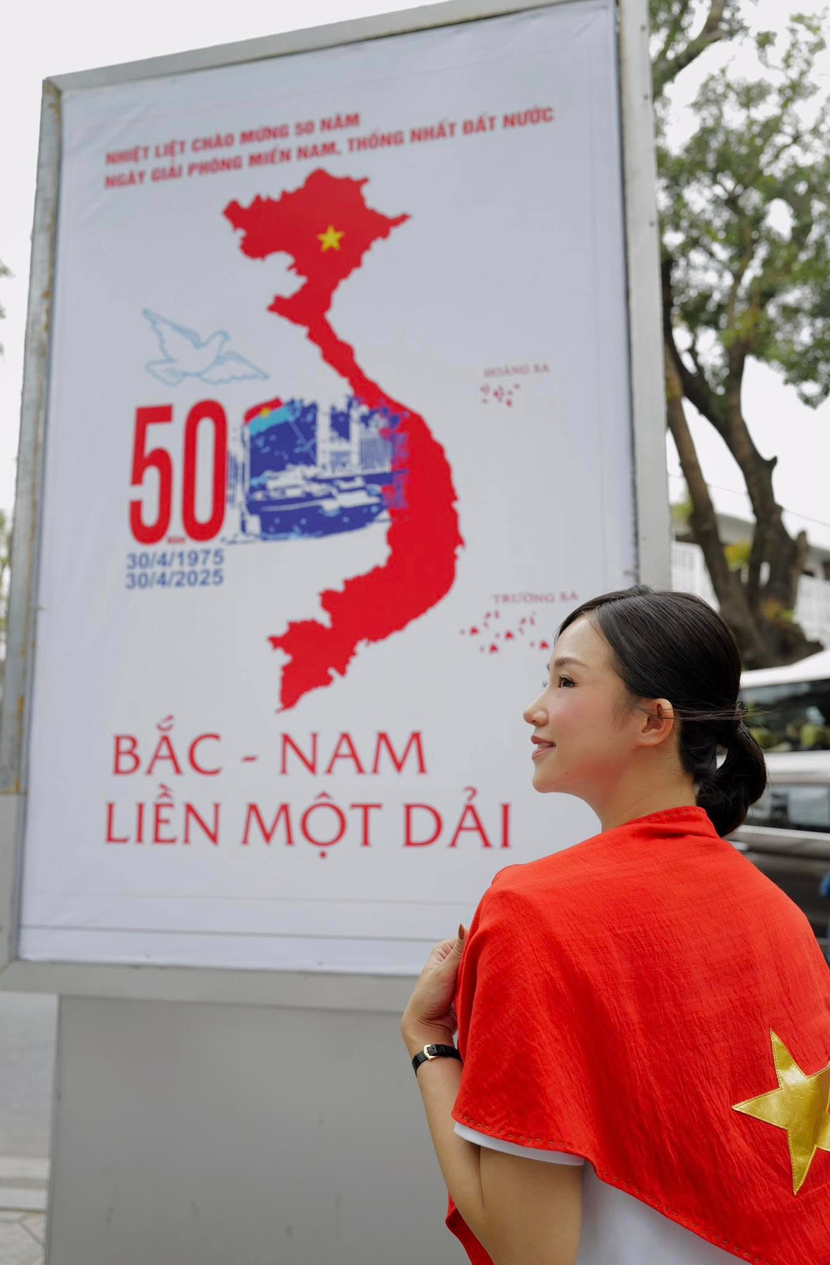 Vẫn giữ nguyên vẻ đẹp rạng rỡ, ngọt ngào như những ngày còn là hot girl nổi tiếng, Salim thu hút ánh nhìn với nụ cười tươi tắn và ánh mắt tràn đầy niềm tự hào dân tộc.