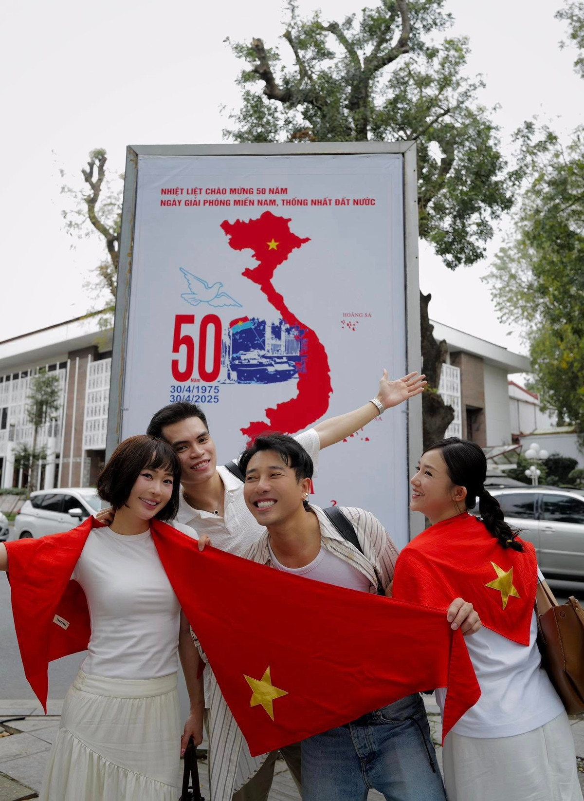 Salim, tên thật Hoàng Kim Ngân (SN 1992), là một trong những hot girl nổi bật ở Hà Nội, cùng thời với Chi Pu, Quỳnh Anh Shyn, Sun HT.