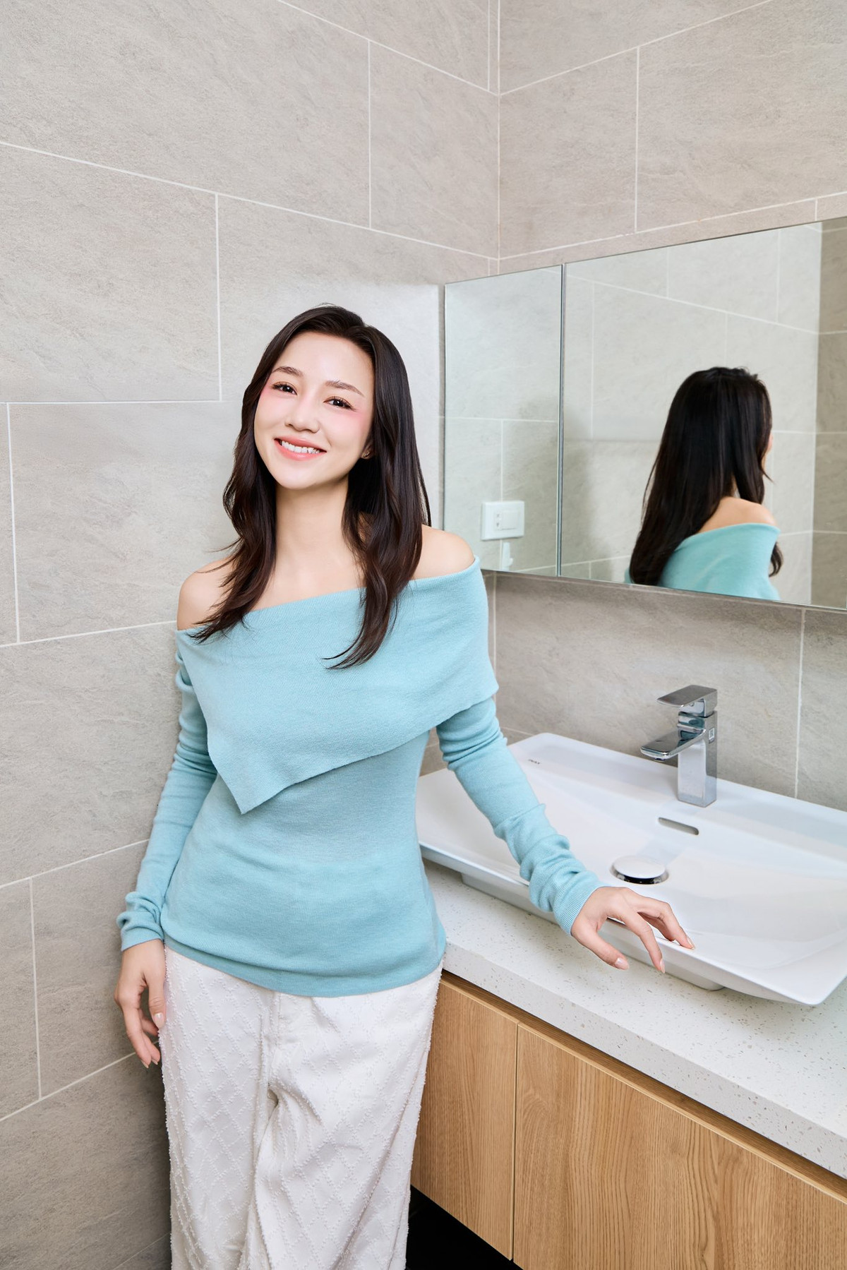 Thời gian gần đây, cô nàng được khán giả quan tâm bởi cuộc sống hôn nhân viên mãn bên cạnh chồng và con gái đầu lòng - bé Pam.