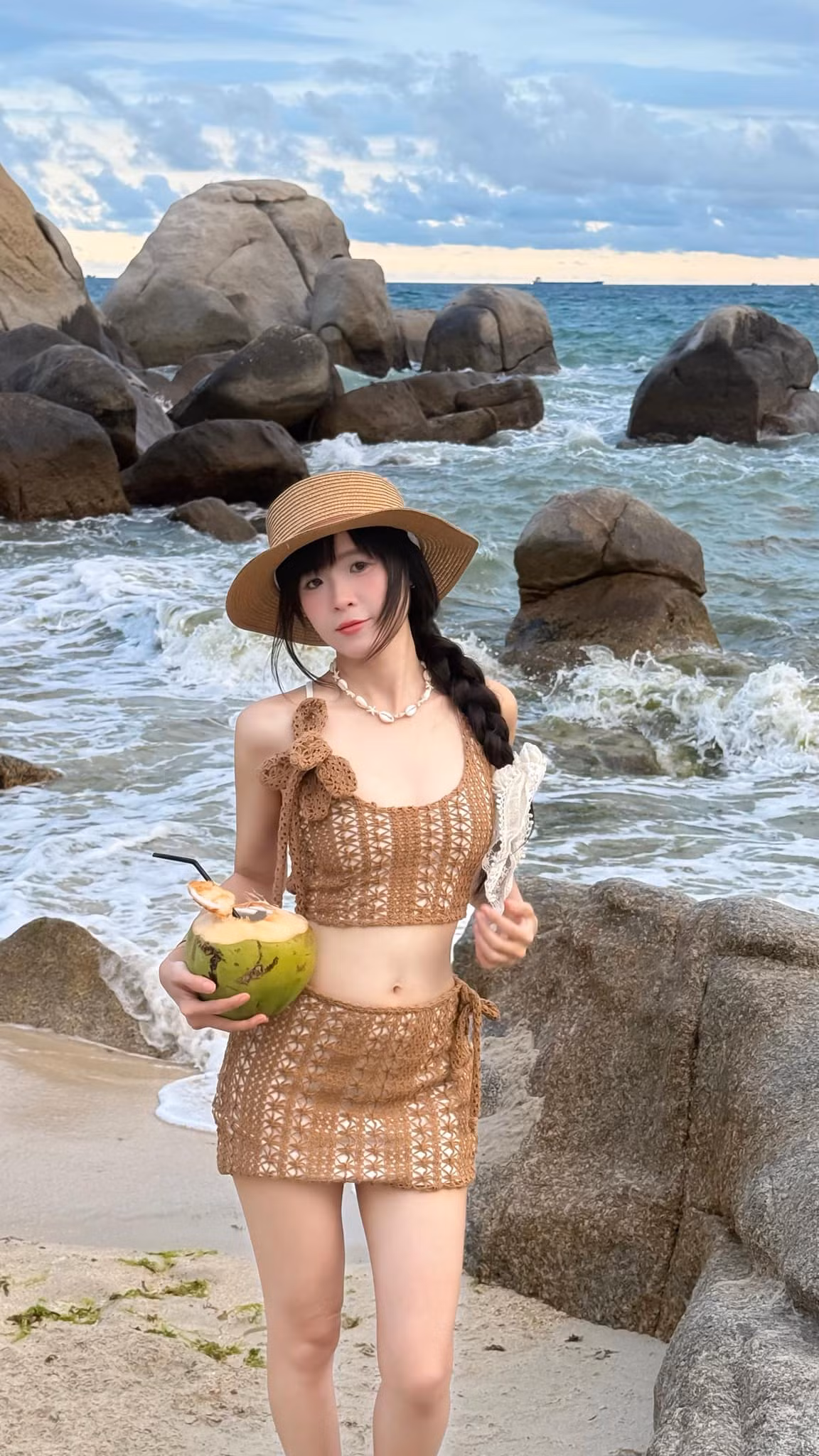 Không cần đến những bộ cánh lộng lẫy hay sân khấu hào nhoáng, chỉ với set đồ len móc đơn giản, Thúy Kiều - hot girl đình đám của nhóm hài FAPtv - vẫn dễ dàng thu hút mọi ánh nhìn khi thả dáng bên bãi biển xanh mướt.