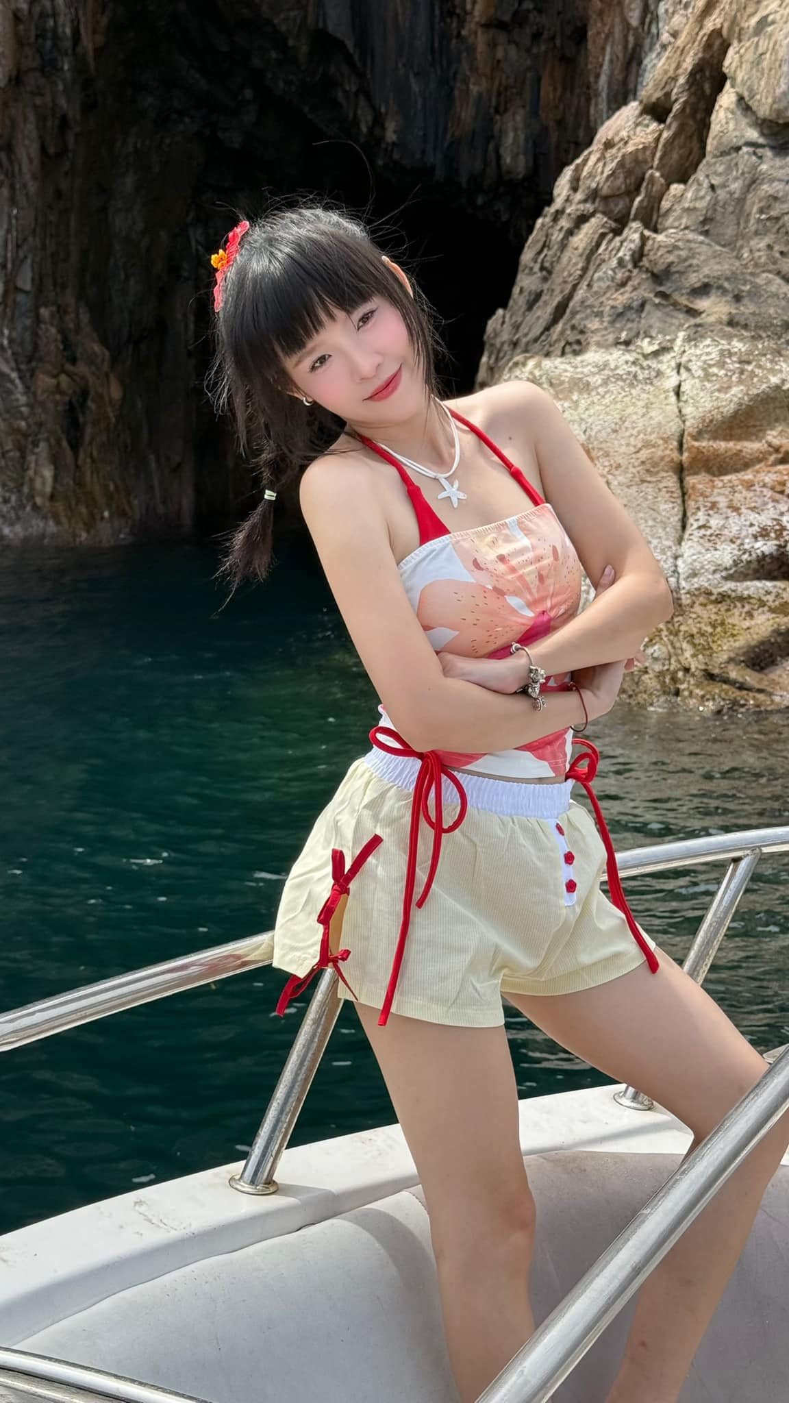 Thay vì những bộ bikini hở bạo, cô nàng chọn hướng đi tinh tế, vừa tôn dáng vừa tạo cảm giác dễ chịu và gần gũi cho người xem.
