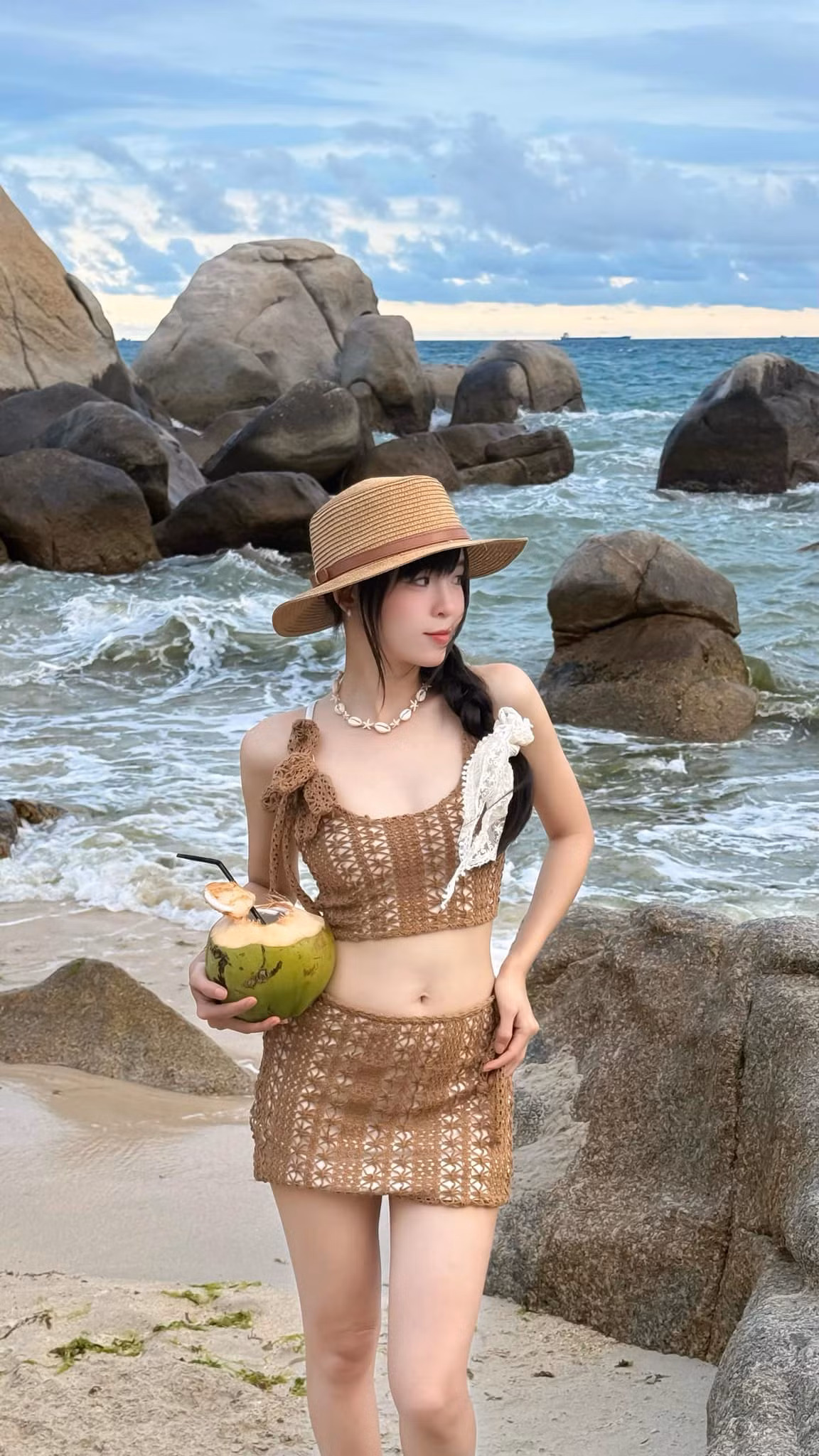 Vóc dáng thanh mảnh, làn da trắng mịn và thần thái tự nhiên giúp cô nàng ghi điểm tuyệt đối trong mắt người hâm mộ.