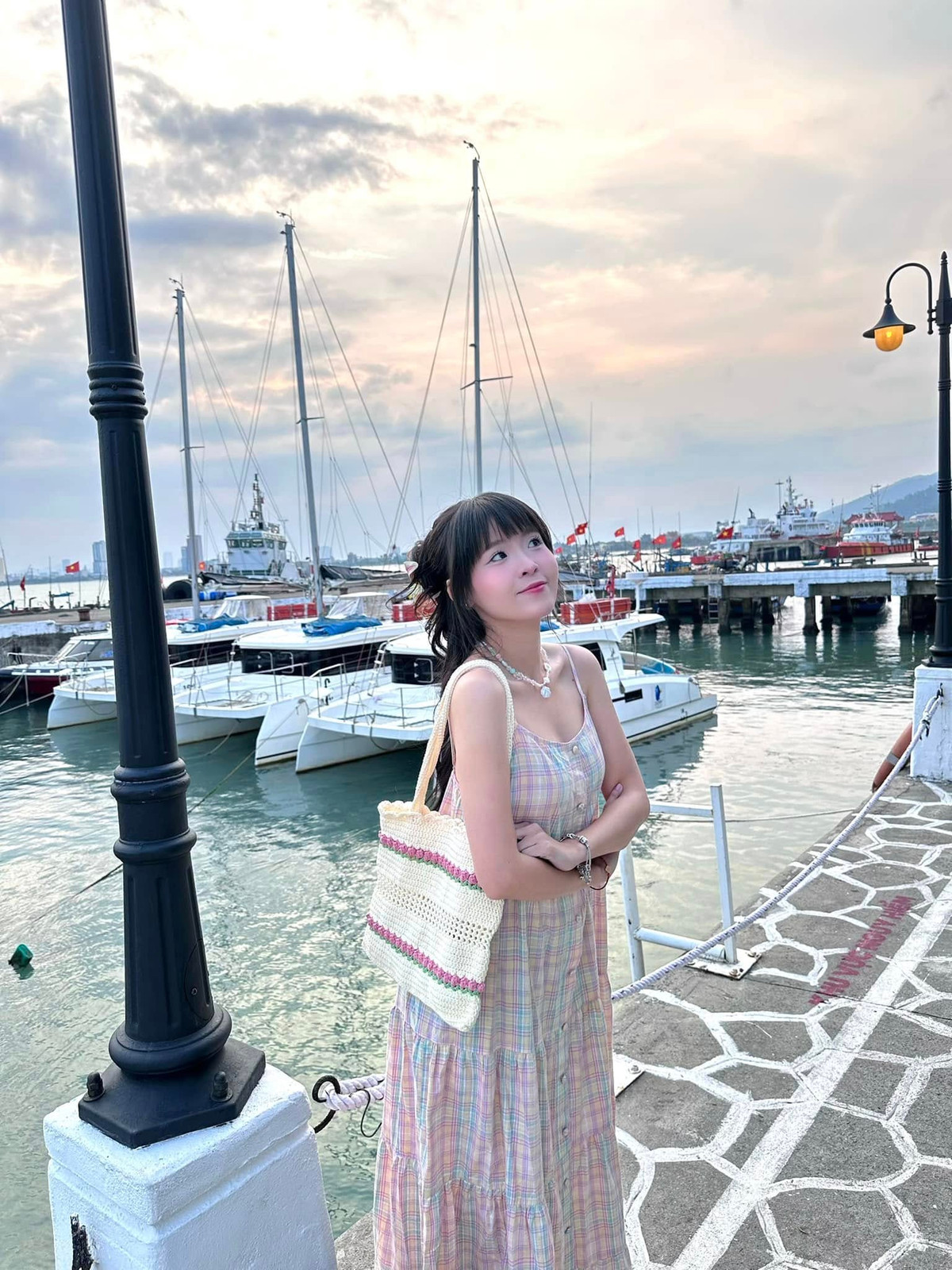 Thúy Kiều, tên thật là Nguyễn Thị Thúy Kiều, là gương mặt quen thuộc với cộng đồng mạng qua những vai diễn trong loạt video hài đình đám của nhóm FAPtv. Sở hữu ngoại hình nổi bật với gương mặt nhỏ nhắn, đôi mắt to long lanh, sống mũi cao và làn da trắng sứ, cô nàng dễ dàng đốn tim người hâm mộ.
