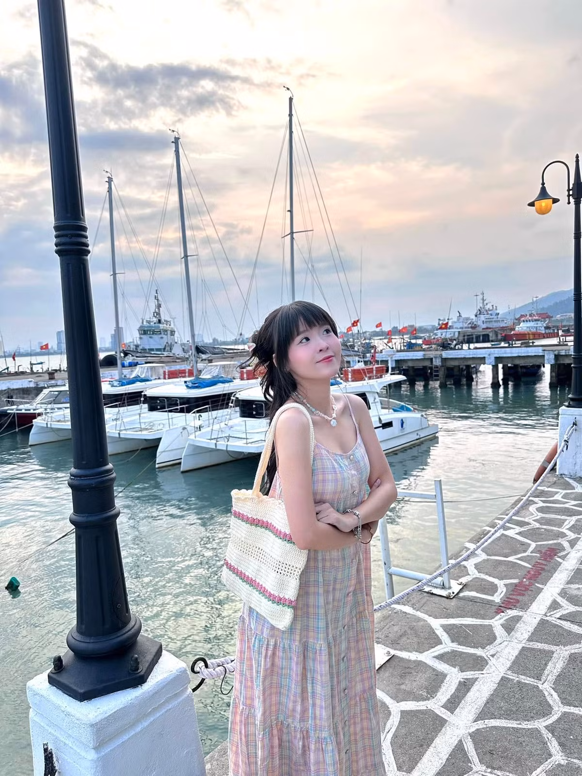 Thúy Kiều, tên thật là Nguyễn Thị Thúy Kiều, là gương mặt quen thuộc với cộng đồng mạng qua những vai diễn trong loạt video hài đình đám của nhóm FAPtv. Sở hữu ngoại hình nổi bật với gương mặt nhỏ nhắn, đôi mắt to long lanh, sống mũi cao và làn da trắng sứ, cô nàng dễ dàng đốn tim người hâm mộ.