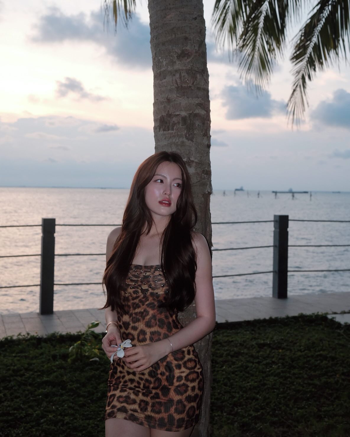 Tăng Mỹ Hàn - bạn gái tin đồn của rapper HIEUTHUHAI mới đây đã khiến netizen“xỉu up xỉu down” với màn khoe dáng cực cháy trong bộ váy da beo siêu ngắn. Xuất hiện bên bờ biển lãng mạn lúc hoàng hôn, Mỹ Hàn gây sốt mạng xã hội nhờ thần thái quyến rũ và gu thời trang táo bạo, đậm chất "gái hư" đầy mê hoặc.