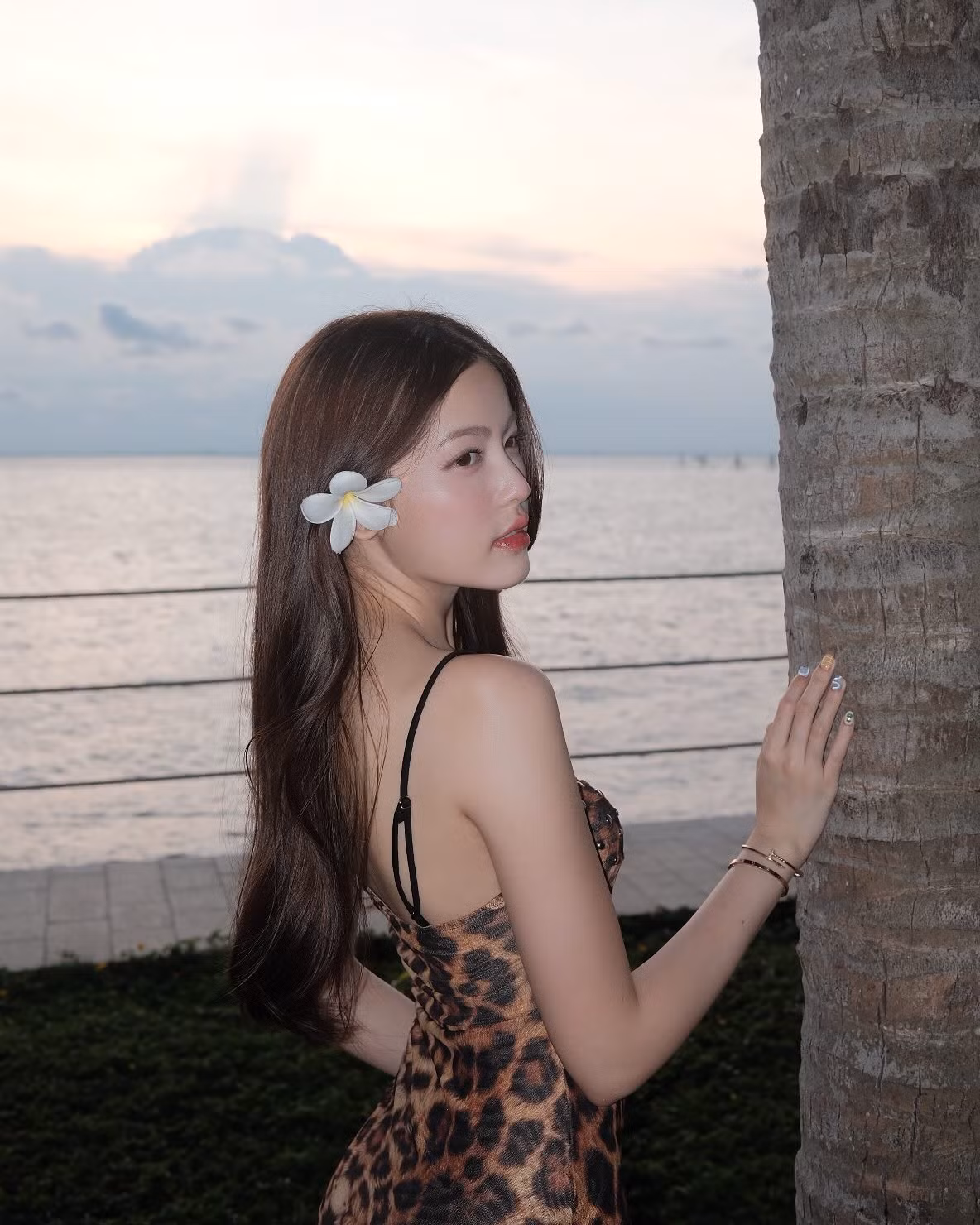 Với thần thái và cách tạo dáng chuyên nghiệp, cô nàng dễ dàng chiếm trọn spotlight.