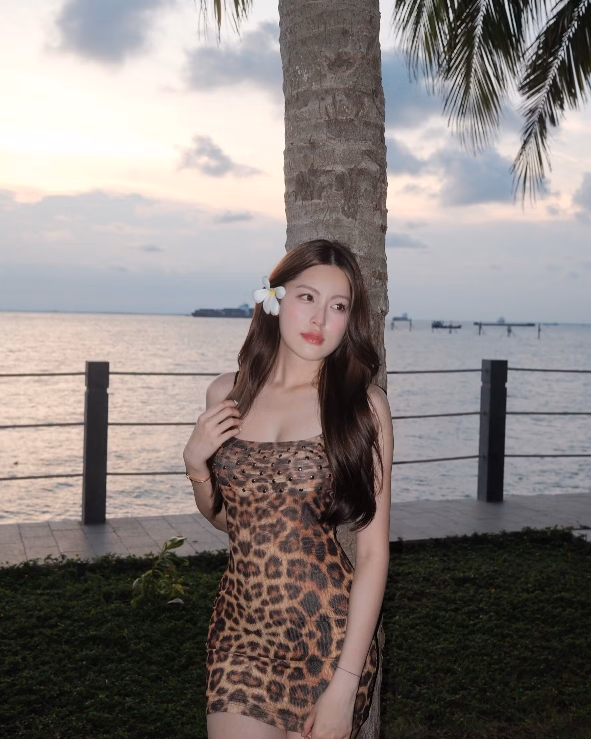 Họa tiết da beo – biểu tượng cho sự nổi loạn và cá tính – càng làm nổi bật lên hình ảnh một Mỹ Hàn trưởng thành, sắc sảo và không ngại bứt phá giới hạn.