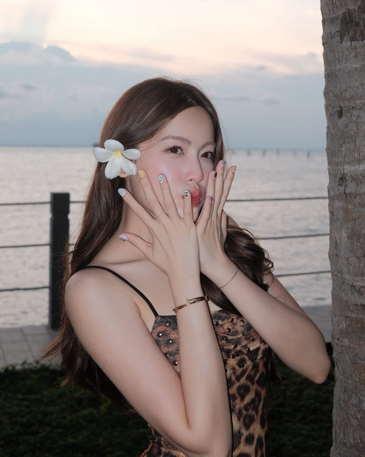 Không dừng lại ở trang phục, lối make-up của Mỹ Hàn trong bộ ảnh này cũng cực kỳ ăn nhập với concept "bad girl". Cô chọn kiểu trang điểm nhẹ nhàng nhưng sắc nét, tập trung vào đôi môi đỏ mọng và đôi mắt sâu, tạo nên ánh nhìn cuốn hút khó cưỡng.
