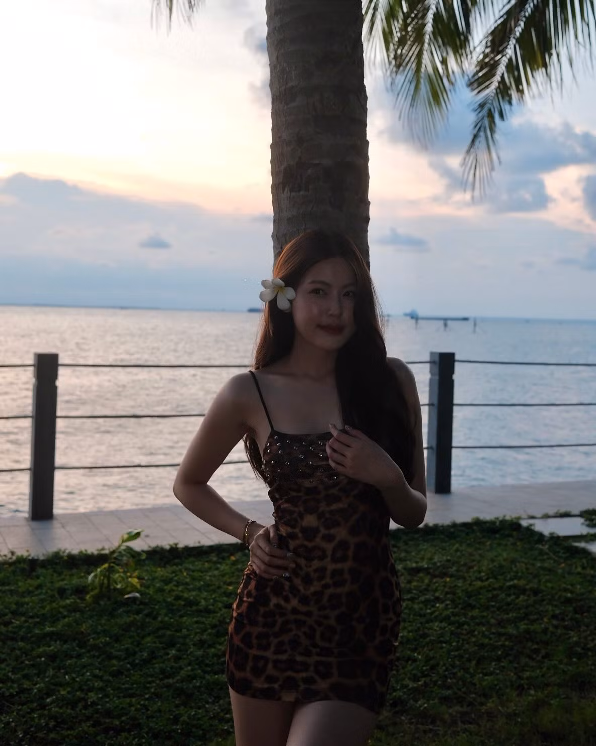 Thêm vào đó, những chi tiết đính đá lấp lánh ở phần ngực tạo điểm nhấn tinh tế, khiến tổng thể trang phục vừa hoang dã vừa có nét sang chảnh rất riêng.