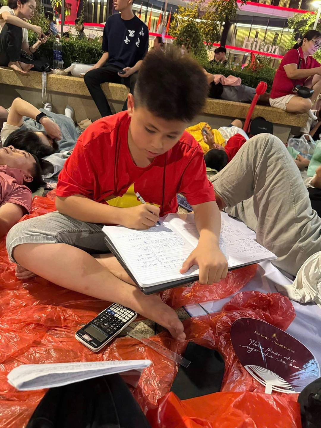 Nhiều cư dân mạng thích thú với hình ảnh này: "Yêu nước nhưng vẫn phải học nha", "đi xem diễu binh nhưng còn bài tập về nhà", "đúng không thể quên được".
