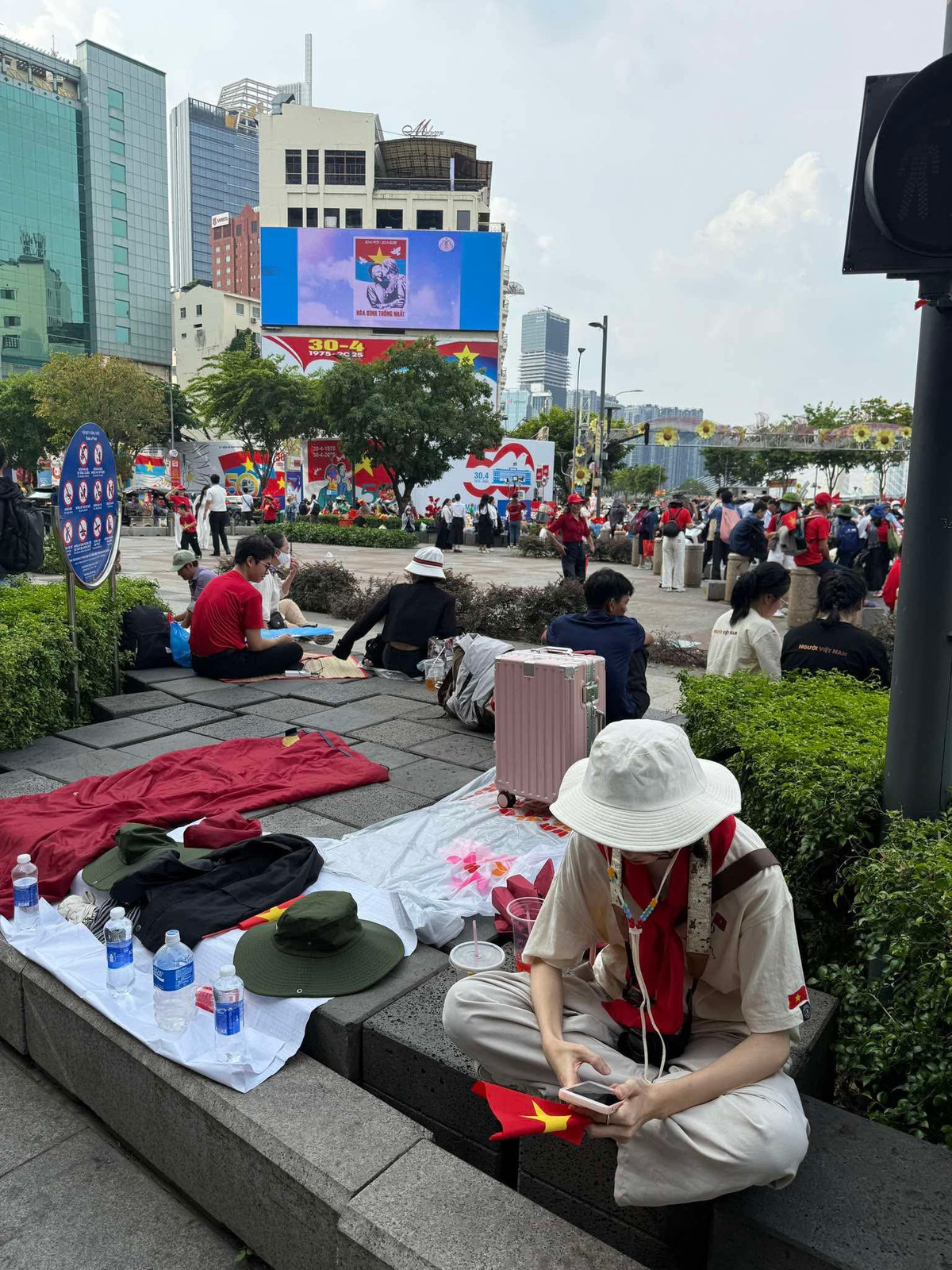 Không chỉ người lớn mà cả các em nhỏ, người cao tuổi cũng hào hứng tham gia.