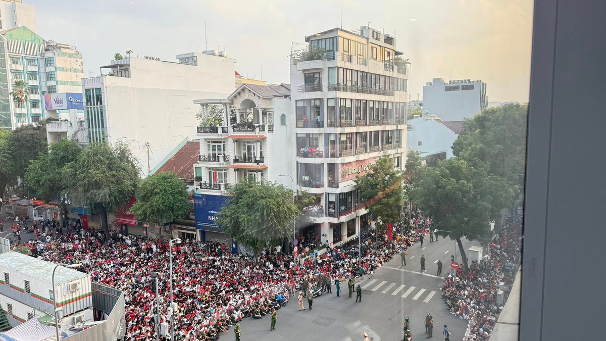 Nhiều tuyến đường quanh khu vực trung tâm như Lê Duẩn, Nam Kỳ Khởi Nghĩa, Nguyễn Huệ, Hàm Nghi... nhanh chóng trở nên đông nghẹt người, bất kể mặt trời còn chưa mọc.