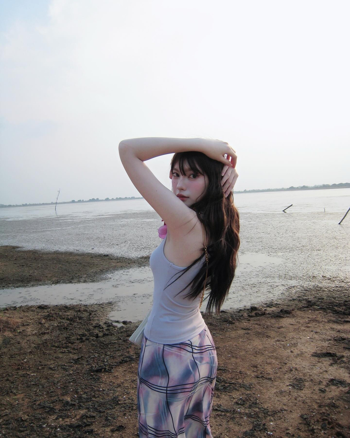 Diện áo tank top ôm sát phối cùng chân váy dài họa tiết pastel dịu mắt, cô nàng toát lên vẻ đẹp thanh thoát, nhẹ nhàng nhưng vẫn đầy cuốn hút.