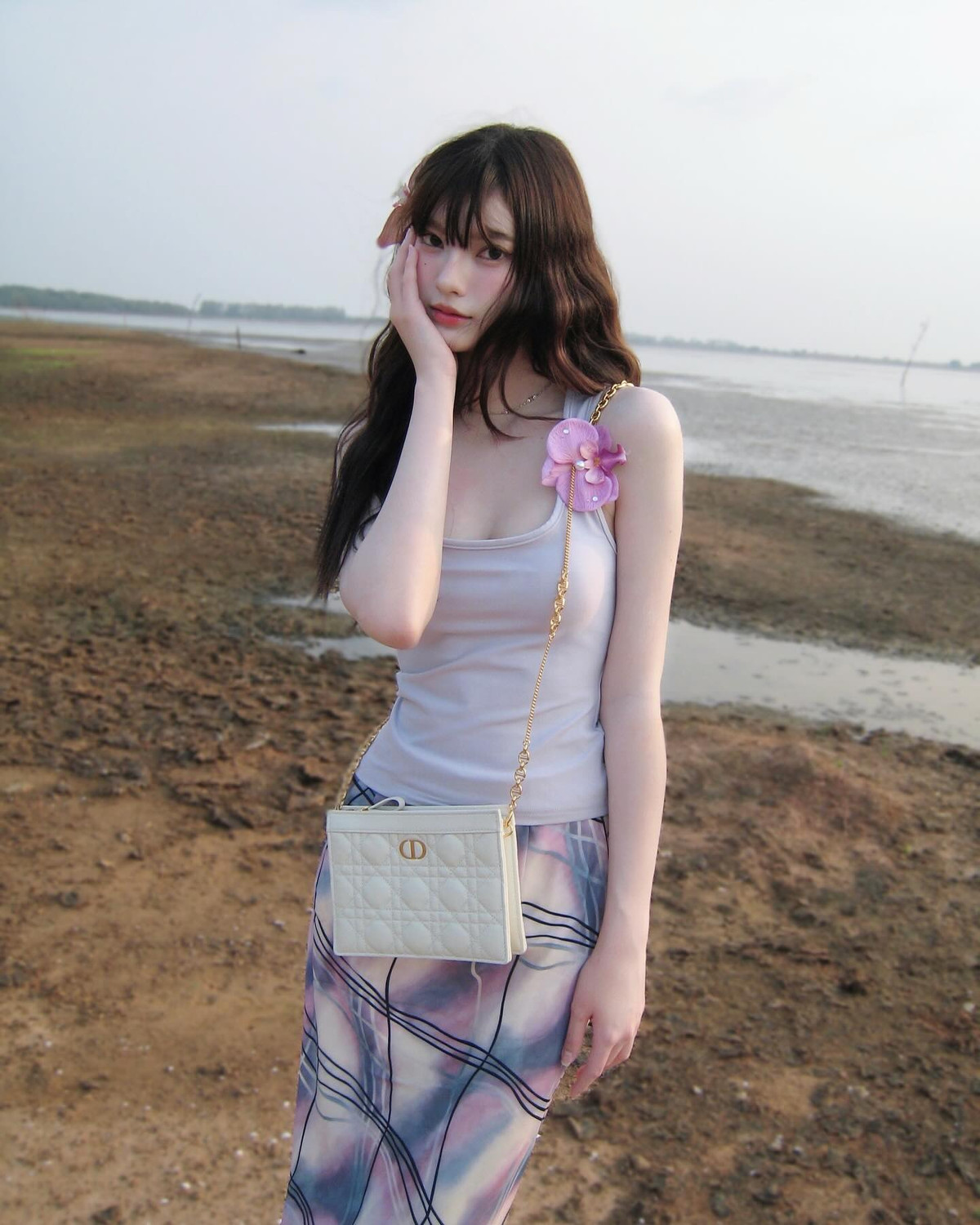 Punchrakmeow hiện đang trở thành nhân vật tâm điểm làng Wags Thái Lan sau khi xuất hiện trên trang cá nhân của Suphanat Mueanta. Cô nàng là nữ tiktoker sở hữu hơn 3,4 triệu người theo dõi trên trang cá nhân.