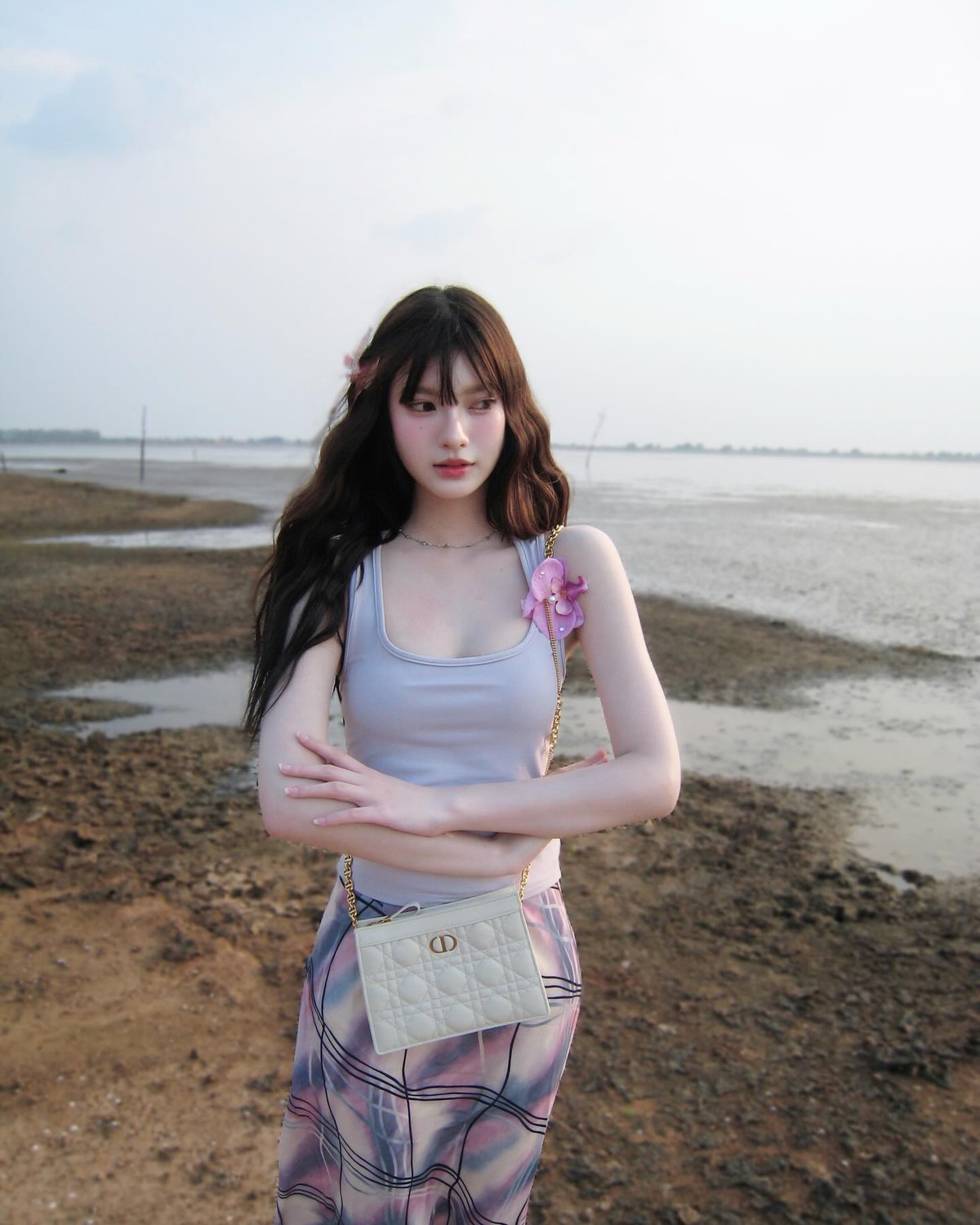 Mái tóc xoăn dài buông nhẹ và lớp trang điểm trong veo cũng góp phần hoàn thiện visual “tình đầu quốc dân” của người đẹp.