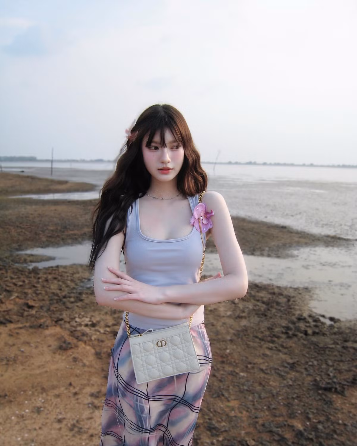 Mái tóc xoăn dài buông nhẹ và lớp trang điểm trong veo cũng góp phần hoàn thiện visual “tình đầu quốc dân” của người đẹp.