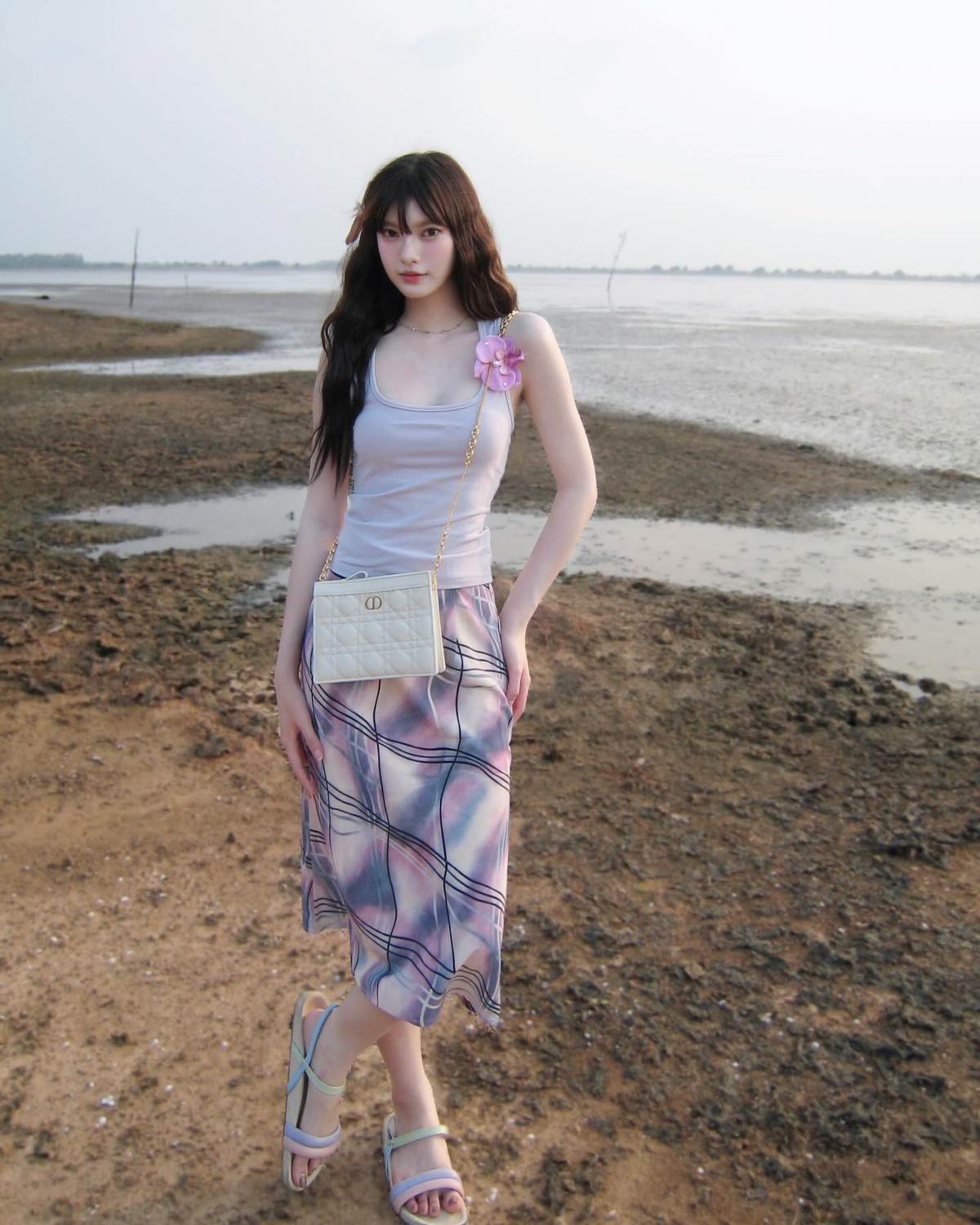 Nhiều người để lại bình luận khen ngợi cô nàng “đẹp như bước ra từ truyện tranh” hay “xứng đôi vừa lứa với Suphanat quá chừng!”