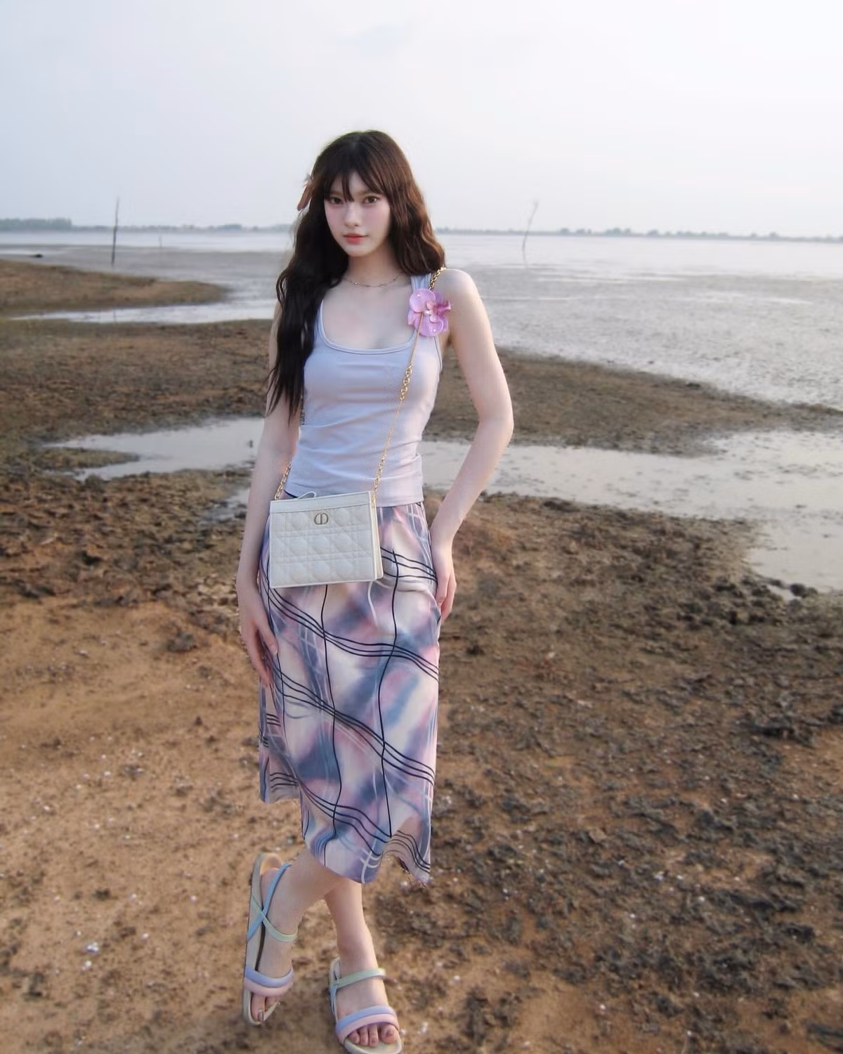 Nhiều người để lại bình luận khen ngợi cô nàng “đẹp như bước ra từ truyện tranh” hay “xứng đôi vừa lứa với Suphanat quá chừng!”