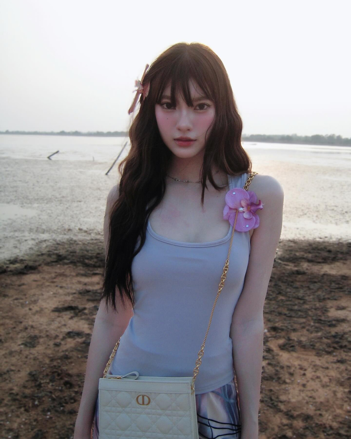 Cũng chính vậy, mỗi động thái của cô nàng trên mạng xã hội đều thu hút sự chú ý của người hâm mộ. Mới đây, nàng hot girl vừa đăng tải loạt ảnh khoe dáng bên bờ biển khiến người nhìn phải xuýt xoa bởi nhan sắc ngọt ngào.