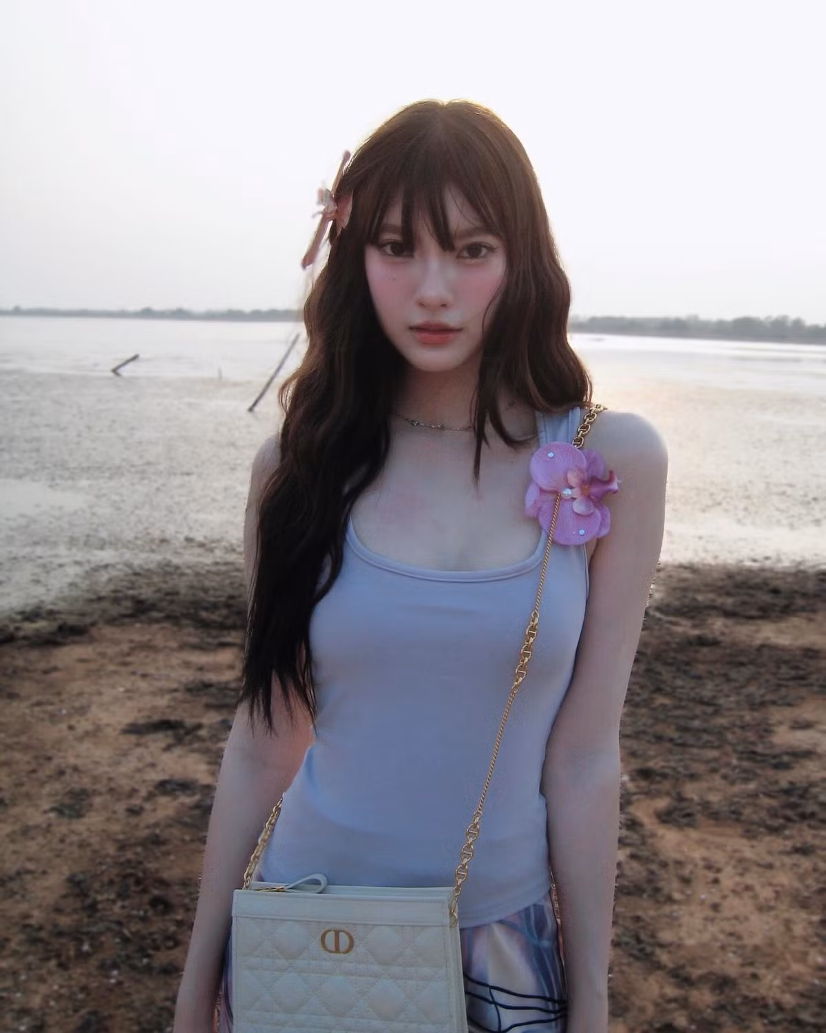 Cũng chính vậy, mỗi động thái của cô nàng trên mạng xã hội đều thu hút sự chú ý của người hâm mộ. Mới đây, nàng hot girl vừa đăng tải loạt ảnh khoe dáng bên bờ biển khiến người nhìn phải xuýt xoa bởi nhan sắc ngọt ngào.