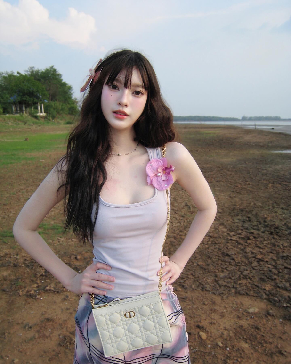 Bạn gái của Suphanat sở hữu vẻ ngoài xinh như thiên thần với ngũ quan thanh tú, mái tóc bồng bềnh và làn da trắng hồng cuốn hút.