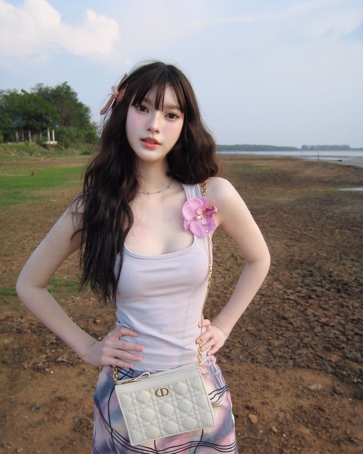 Bạn gái của Suphanat sở hữu vẻ ngoài xinh như thiên thần với ngũ quan thanh tú, mái tóc bồng bềnh và làn da trắng hồng cuốn hút.