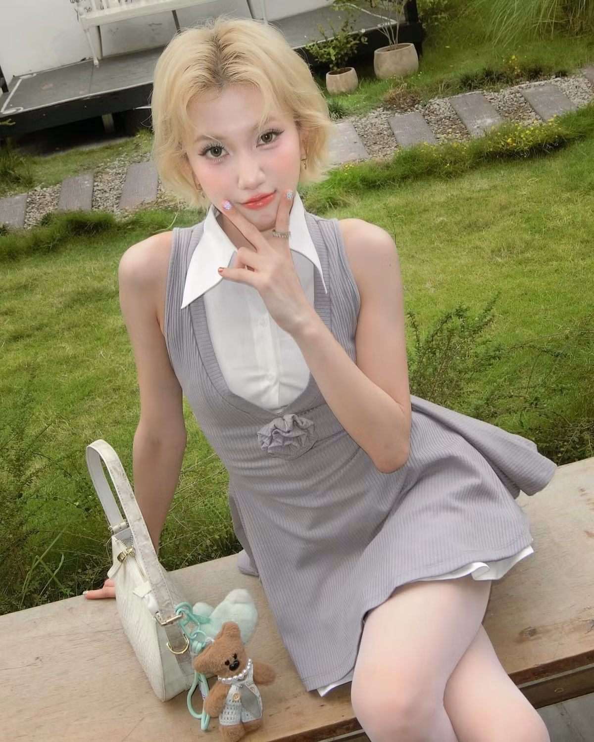 Từ sau khi vướng ồn ào tình cảm, mọi động thái của Emma Nhất Khanh trên mạng xã hội đều được quan tâm nhiều hơn. Sau một thời gian im ắng, mới đây cô nàng đã cập nhật hình ảnh mới trên trang cá nhân, ghi lại buổi đi cafe đời thường, thu hút sự chú ý của người theo dõi.