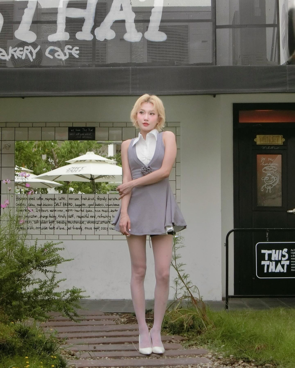 Không gian xanh mát và quán cà phê vintage cũng làm nổi bật vẻ ngoài rạng rỡ của nữ ca sĩ sinh năm 1995.