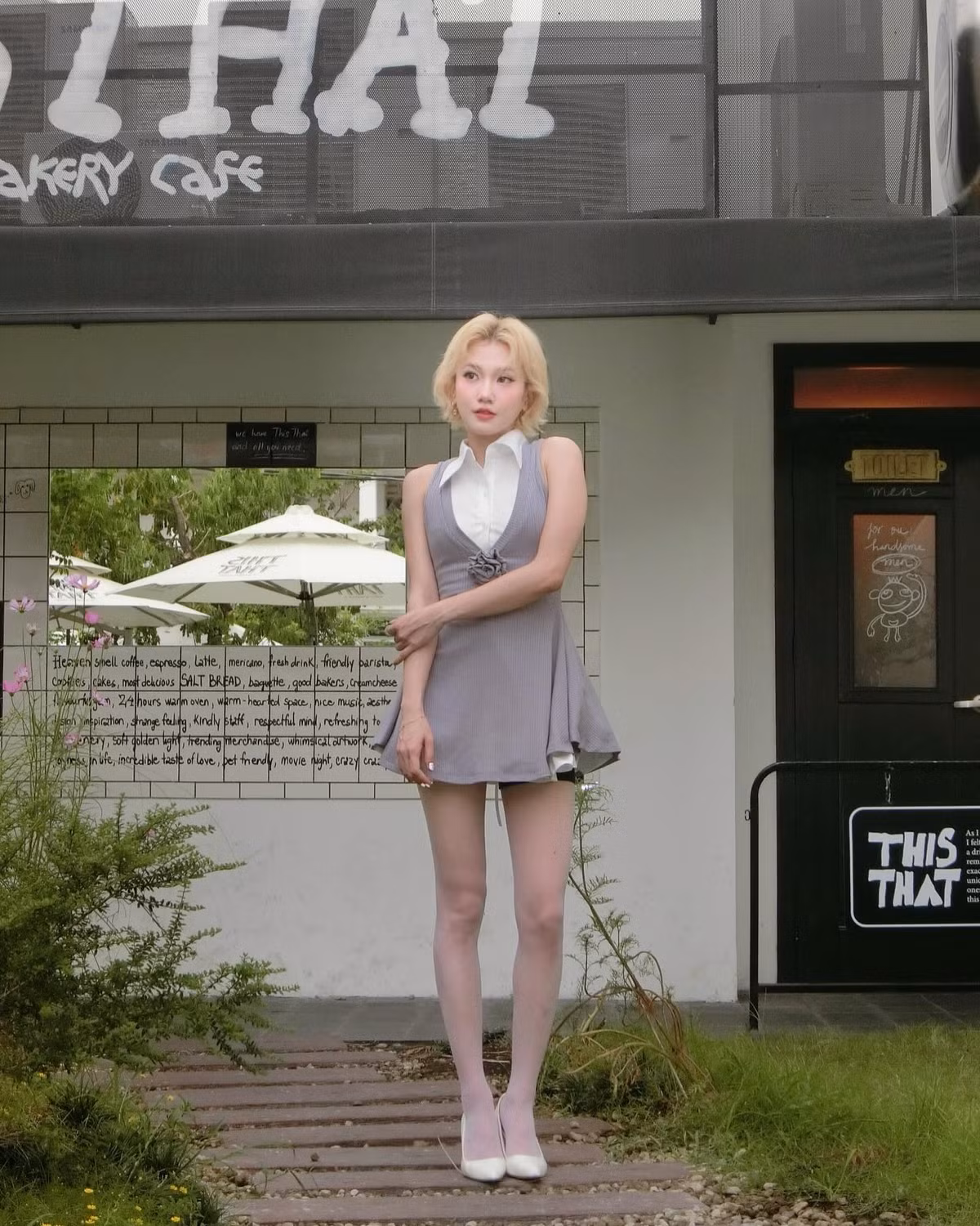 Không gian xanh mát và quán cà phê vintage cũng làm nổi bật vẻ ngoài rạng rỡ của nữ ca sĩ sinh năm 1995.