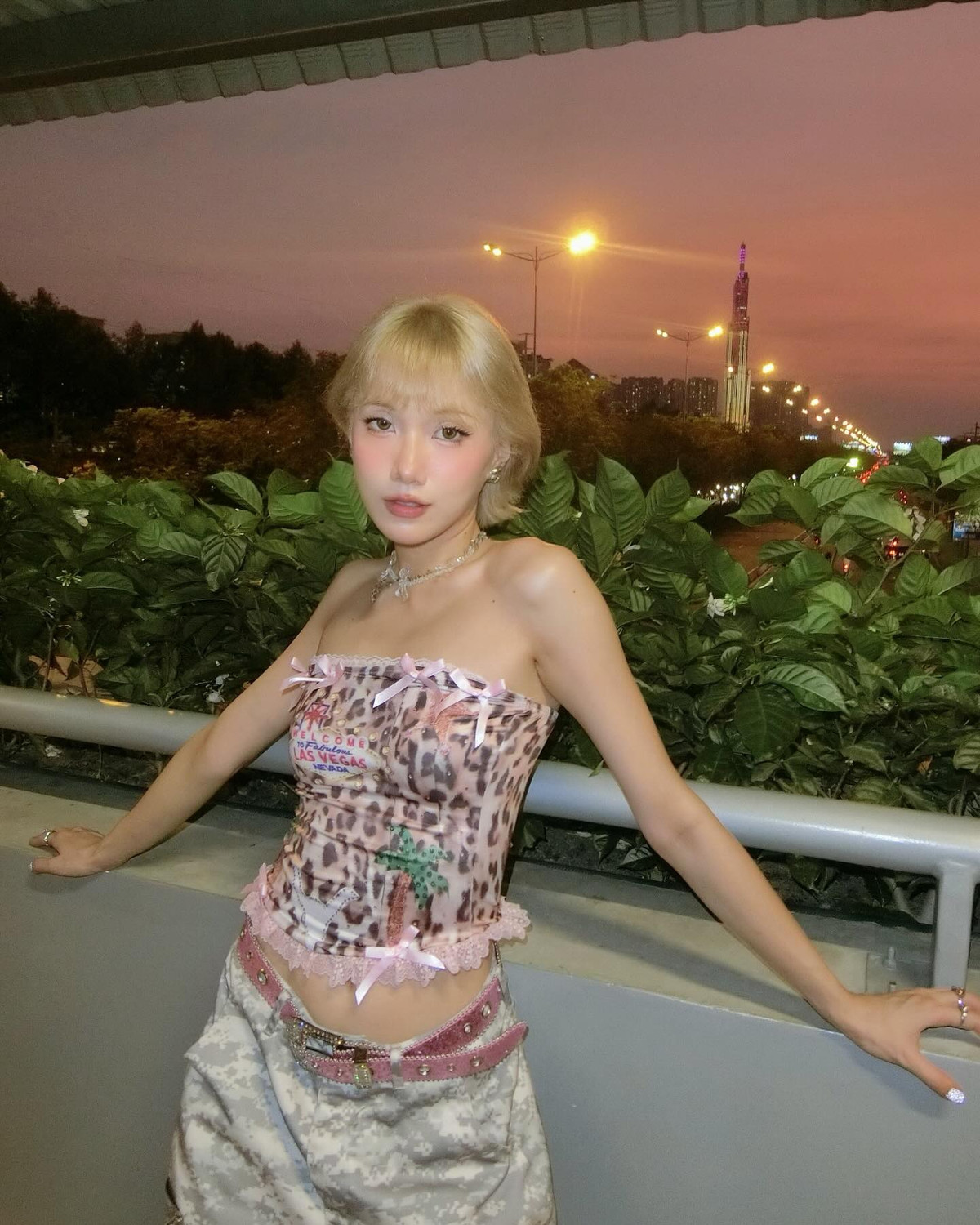 Emma Nhất Khanh tên thật là Trương Phạm Nhất Khanh, sinh năm 1995. Cô từng là thành viên của nhóm nhạc LIME được thành lập năm 2015.