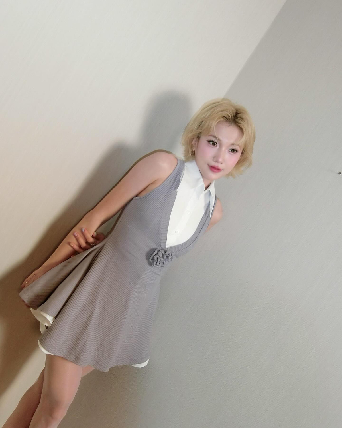 Diện chiếc váy xám phối sơ mi trắng, mái tóc vàng bồng bềnh cùng lối trang điểm ngọt ngào, Emma toát lên vẻ trong sáng và tinh nghịch đúng chuẩn “giao diện ngoan xinh yêu”.