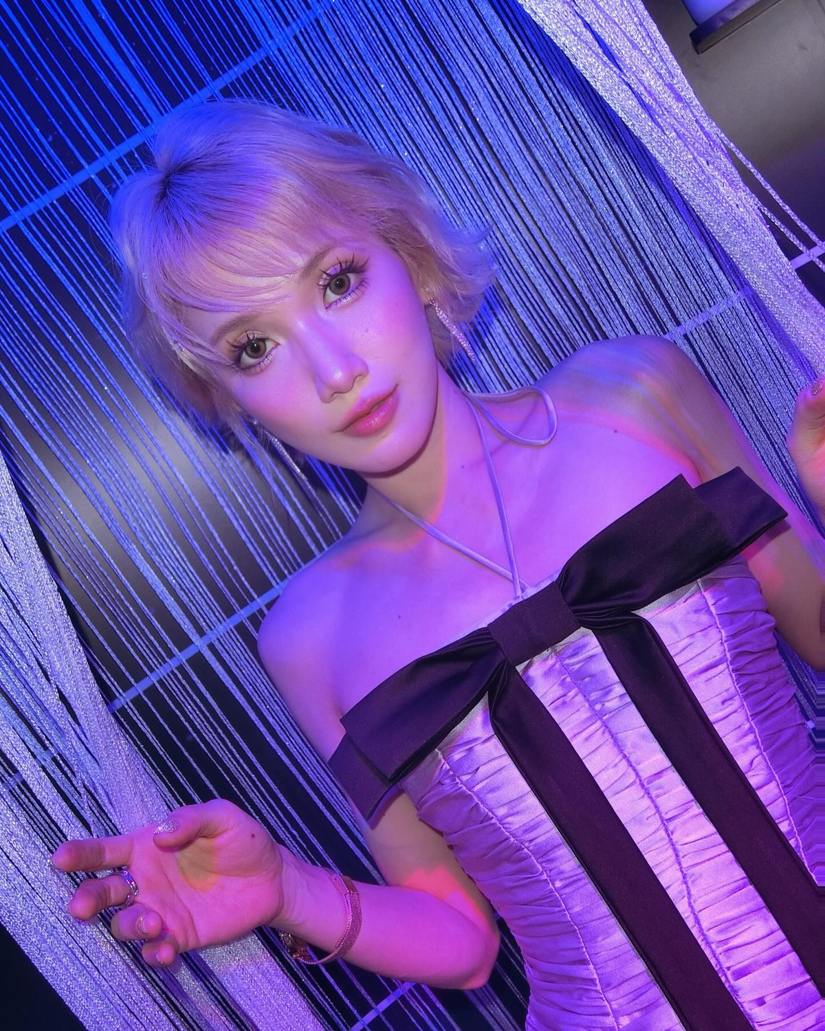 Trong buổi livestream tối 28/3, Emma Nhất Khanh xác nhận từng hẹn hò với ViruSs, đồng thời tiết lộ bản thân từng bị lừa dối trong chuyện tình cảm.